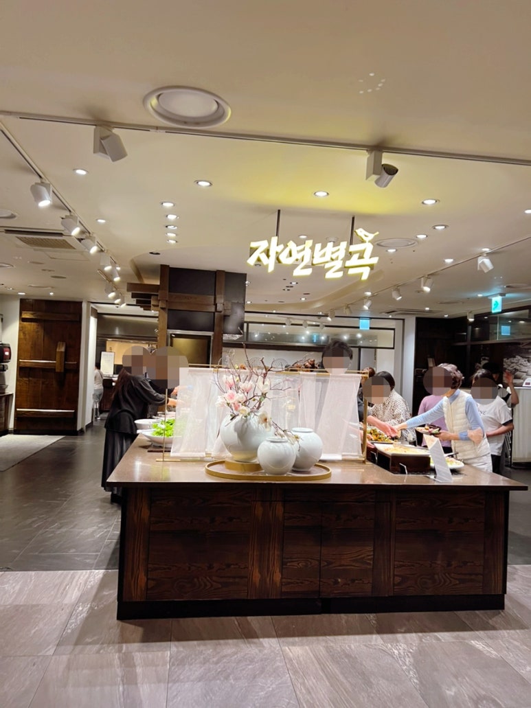 Korean Buffet Guide: From ₩10K Office Lunch to ₩200K Hotel Feast 5