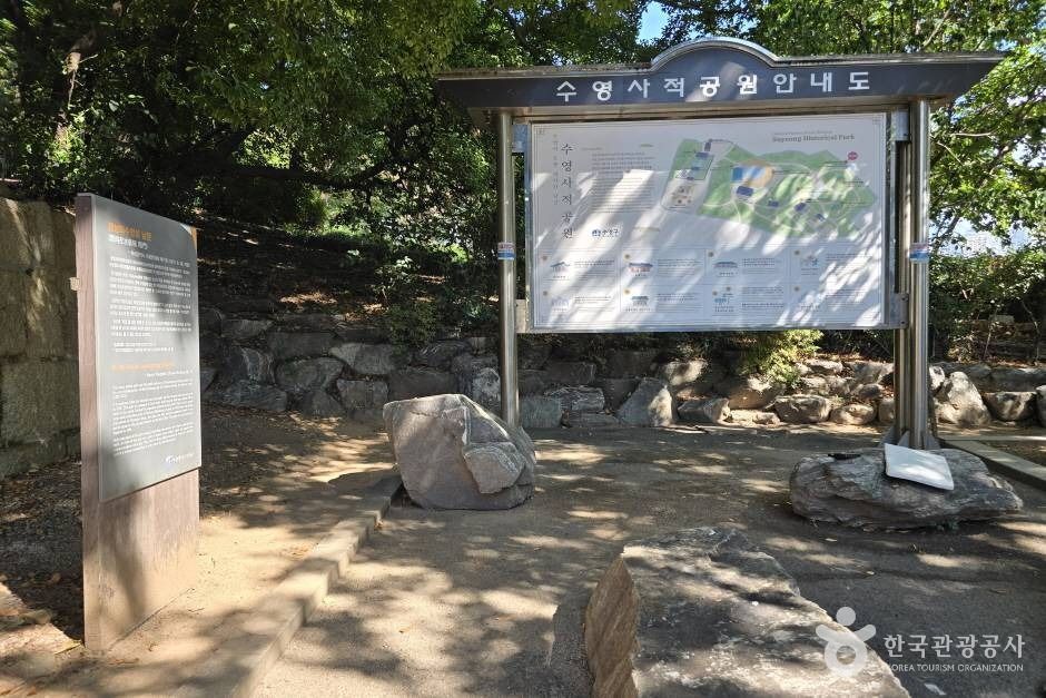 慶尚左海軍指揮祠