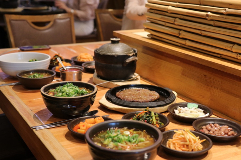 Deoksan Myeongga Chamsogukbap (덕산명가 참소국밥)