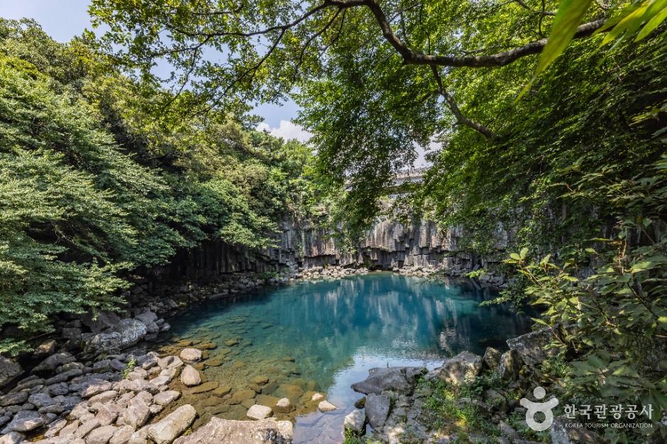 Cheonjeyeon Falls