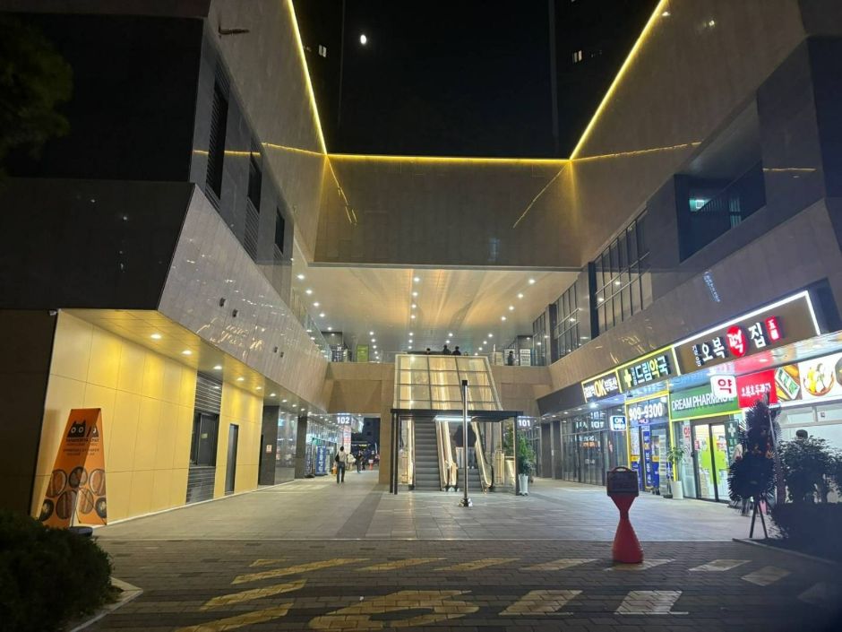 Gireum Station Lotte Castle Twin Gold Mall