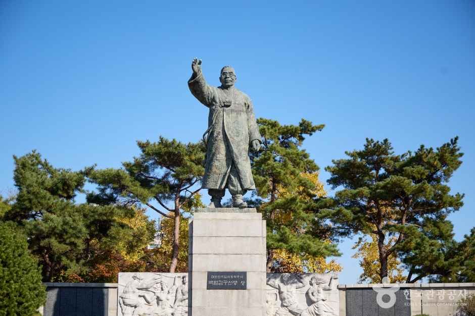 Baekbeom Plaza (Statue of Kim Koo)