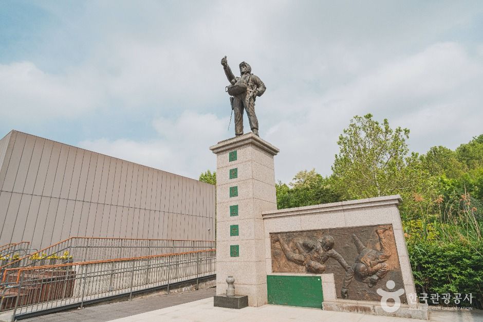 Statue of Sergeant Lee Won-deung