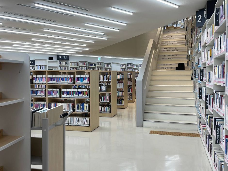 川を渡って森へ図書館
