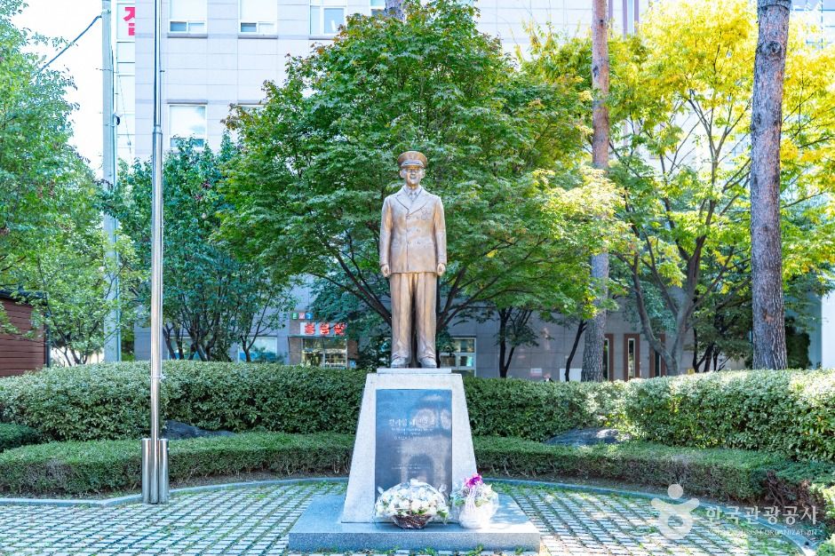 ウィリアム・ハミルトン・ショー銅像