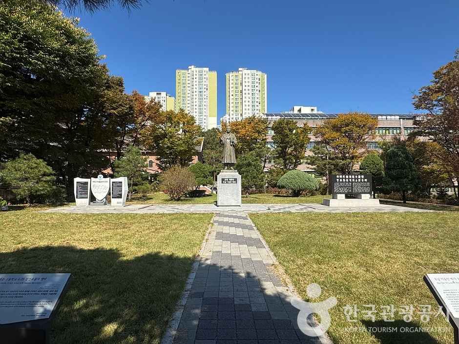 李承晩博士銅像