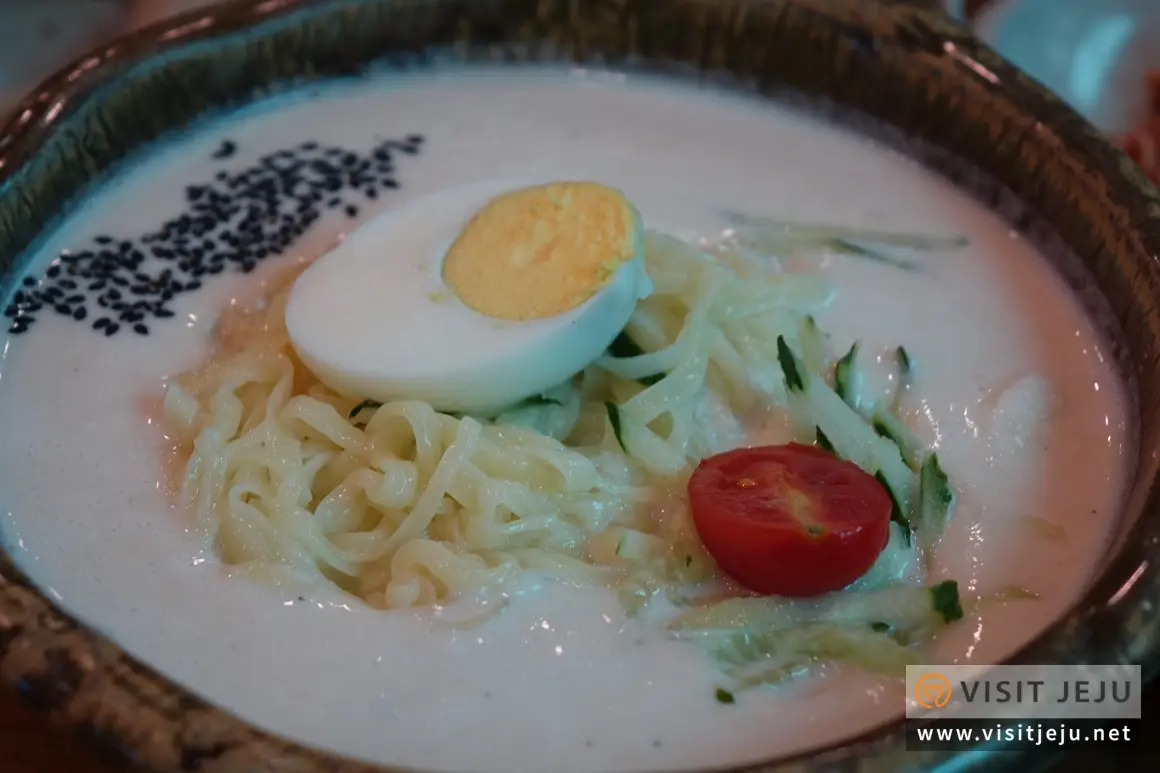 Won Hangari Kalguksu Bossam (원항아리칼국수보쌈)