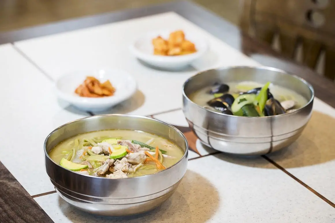 Gyorae Sonkalguksu (Gyorae Hand-made Noodle Soup) (교래손칼국수)