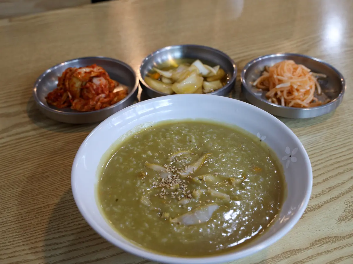 Suduribomalkalguksu (Noodle Soup with Top Shells) (중문수두리보말칼국수)