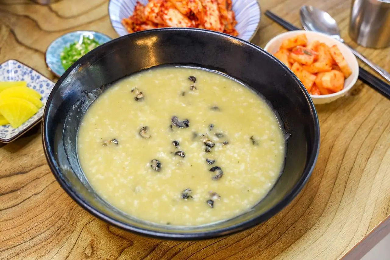Naseongsu Duri Sea Snail and Seaweed Kalguksu (나성수두리보말톳칼국수)