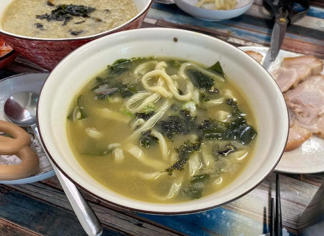 Gaengine Bomal Kalguksu (갱이네보말칼국수)