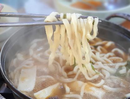 Eolkeuni Sonkalguksu (얼크니손칼국수)