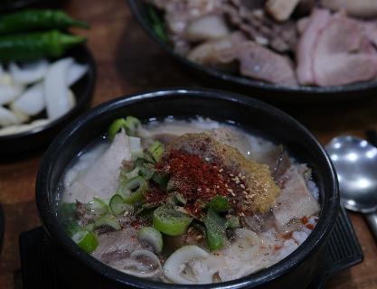 Uri Dwaejigukbap (우리돼지국밥)