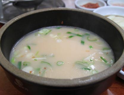 Ssangdungi dwaejigukbap (쌍둥이돼지국밥)