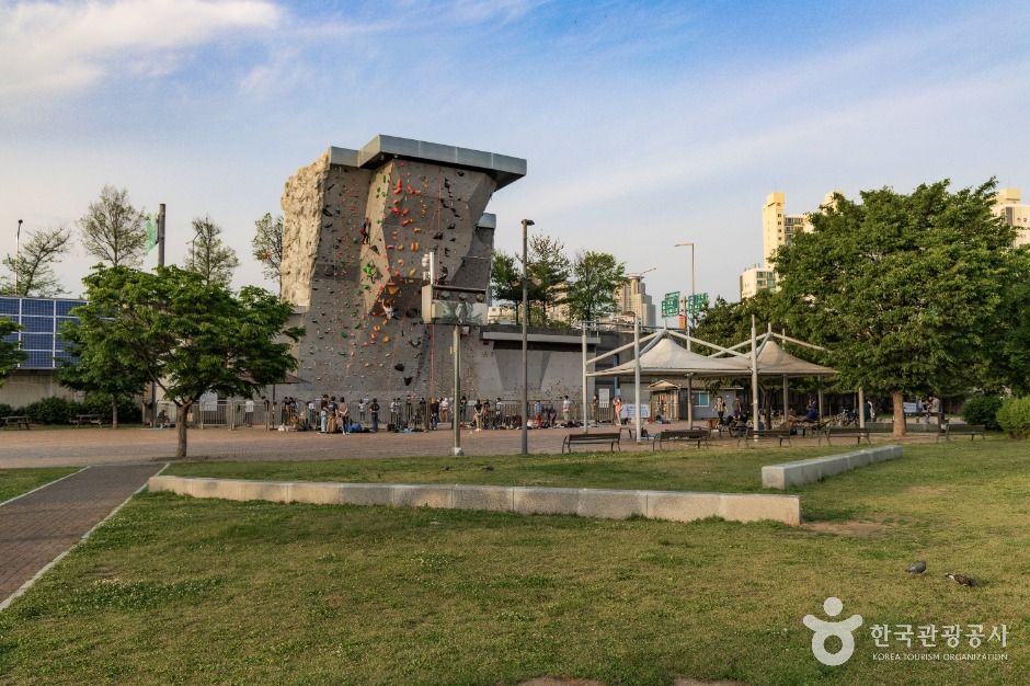 Ttukseom Hangang Park Wall Fountain Plaza