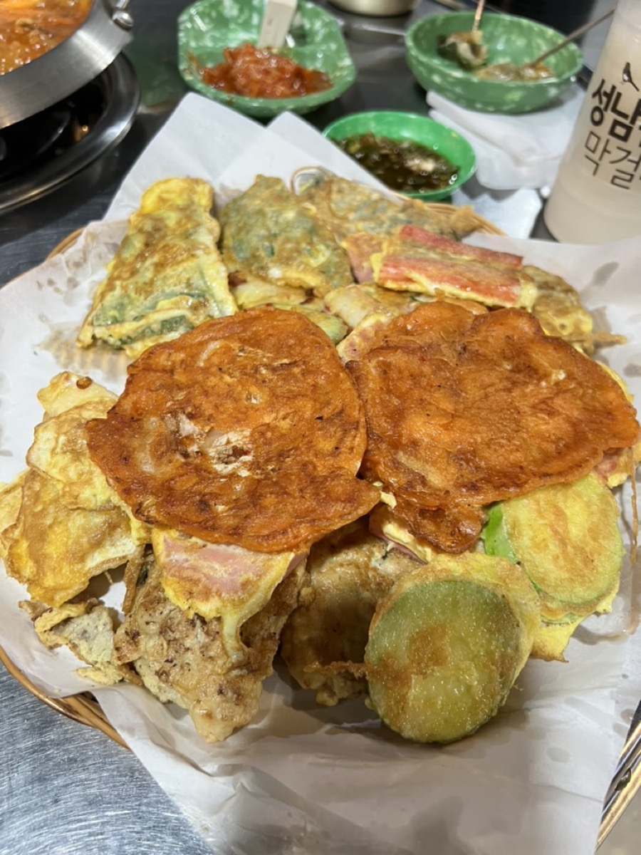 Korean pajeon with drinks