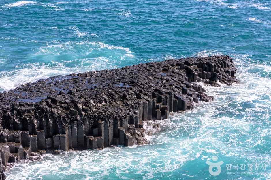 ターコイズブルーの波が打ち寄せる大浦柱状節理の六角形の玄武岩柱