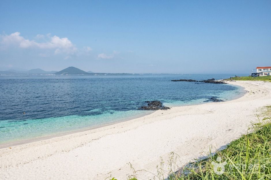 牛島の白いサンゴ砂のビーチと浅い透明な海