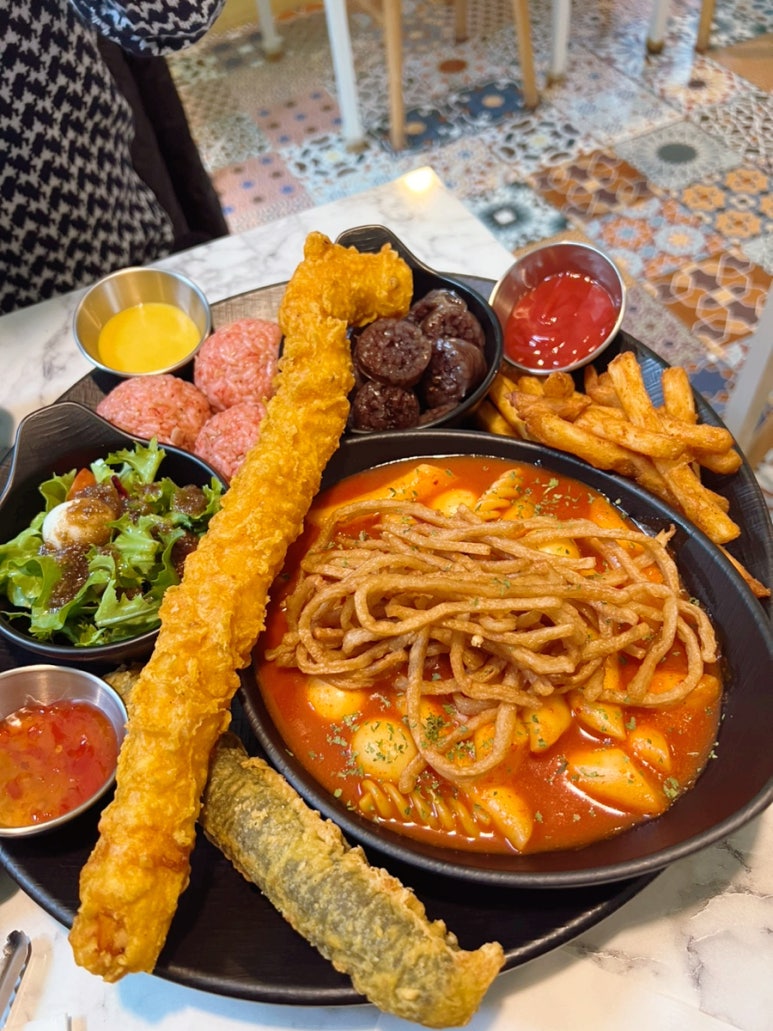 Korean Street Food: The Ultimate Guide to Pojangmacha & Markets