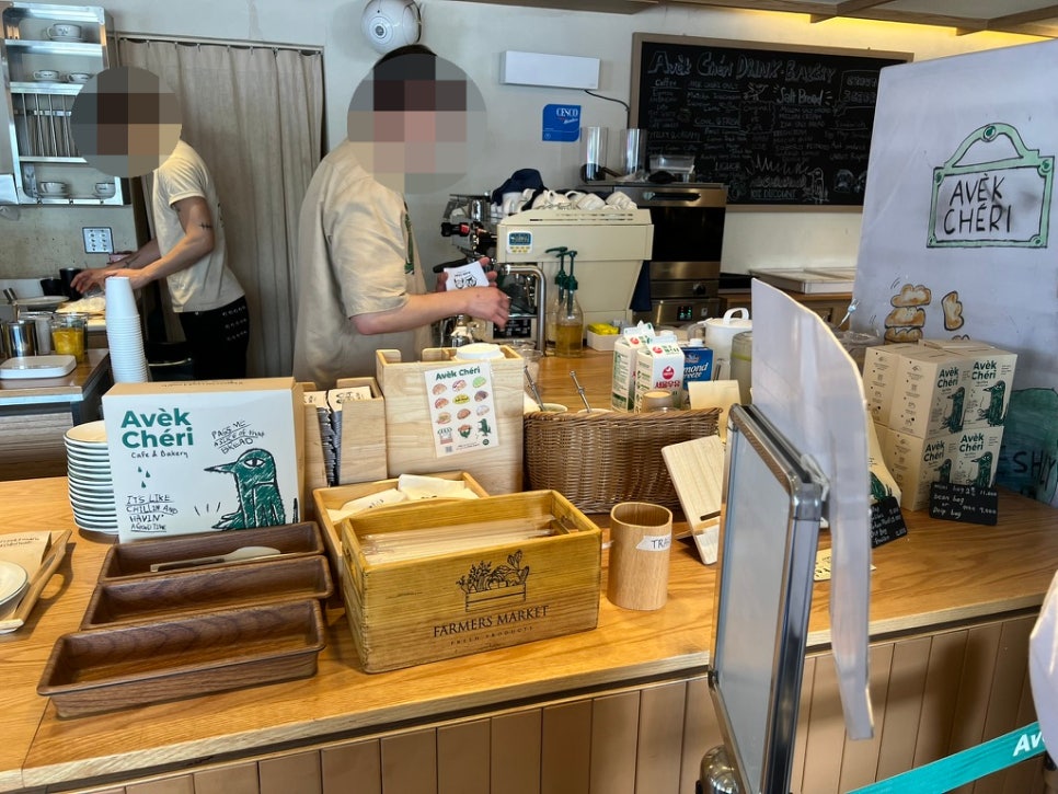 Just drink a beverage at the famous AVEK CHERI Salt Bread café in Hannam-dong, Seoul.