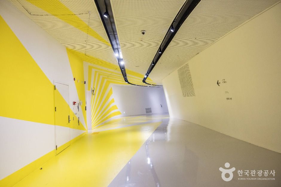 Dongdaemun Design Plaza (DDP) gallery image 2