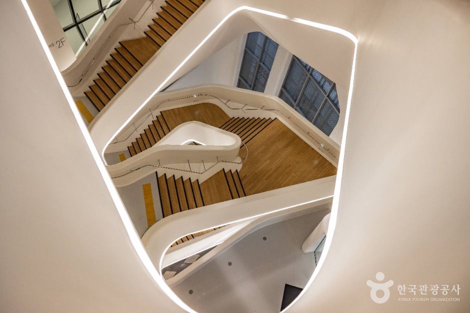 Dongdaemun Design Plaza (DDP) gallery image 4