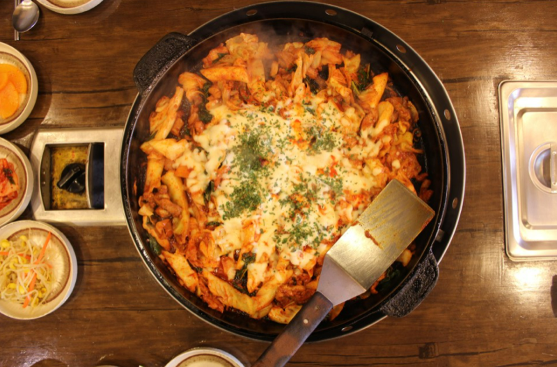 Chuncheonnareuneun Dalgalbi (춘천날으는 닭갈비)